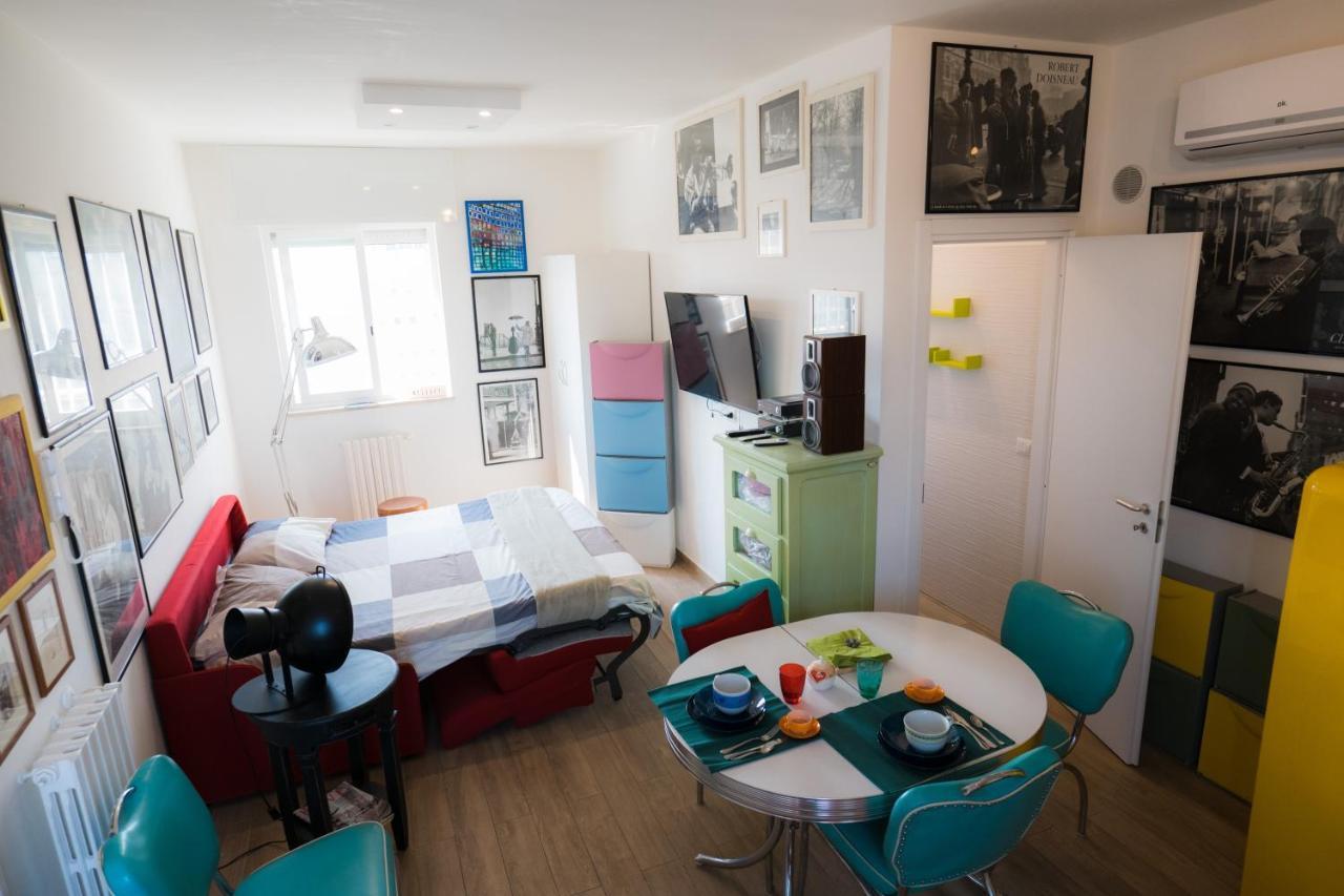 Hollywood Apartment Near Station With Parking Bari Exterior foto